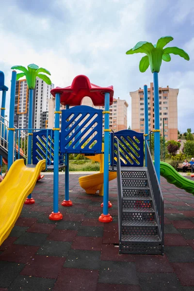 Kleurrijke Speeltuin Een Zonnige Dag Het Park — Stockfoto