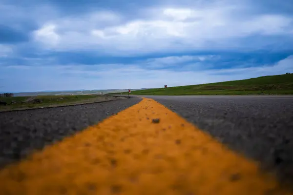 Çölde boş bir yol.
