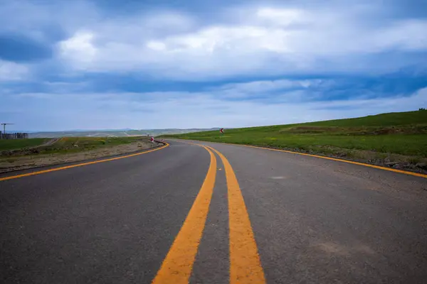 Asfalt yol ve gökyüzü