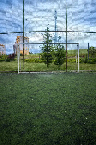 フェンスのある空のサッカー場 — ストック写真