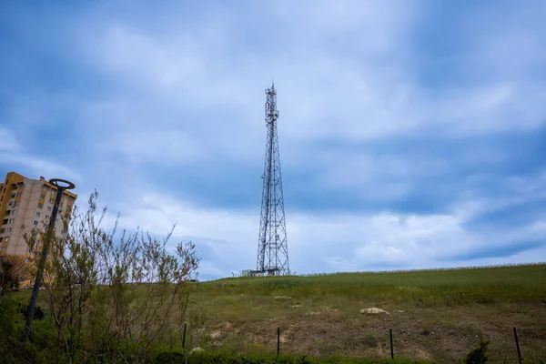 Телекоммуникационная Башня Горах Голубое Небо Облаками — стоковое фото