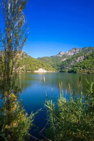 Hırvat dağlarında göl.