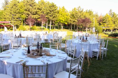 Bahçede bir düğün için masa