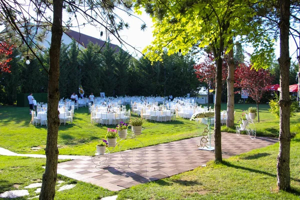 Beyaz çiçekli ve mumlu düğün masası.