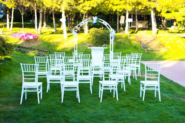 Çiçekli ve mumlu düğün kemeri