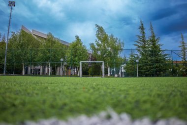 Büyük beyaz çimenleri olan modern bir bina.