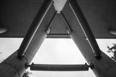 Metal çatı yapısı, modern bir binanın detayları.