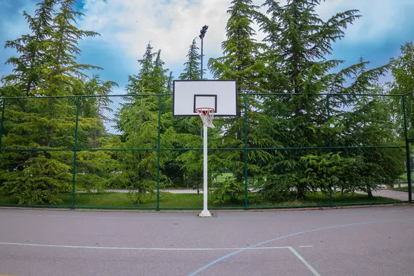 Şehirde basketbol sahası