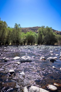 İsrail Vadisi 'nin dağlarındaki nehir.