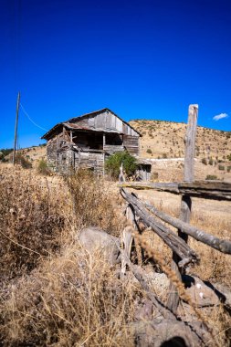 Çöldeki dağlarda terk edilmiş eski bir ev.