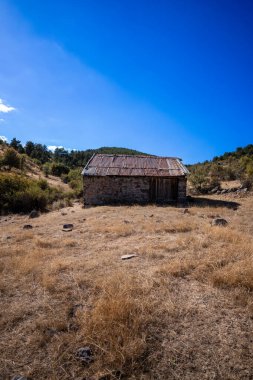 Dağlarda terk edilmiş eski bir ev.