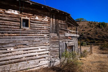 Köyde terk edilmiş bir ev.