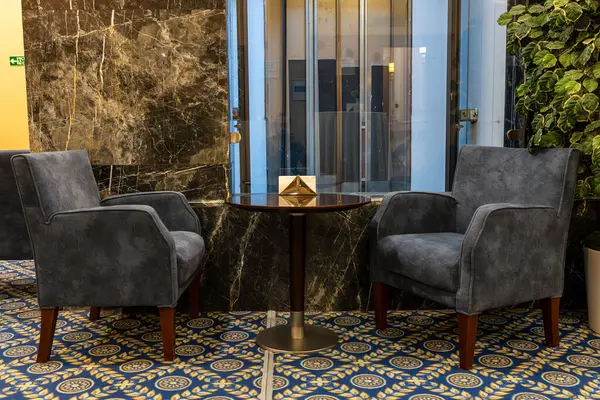 Otel odasının içi mobilyayla dolu.