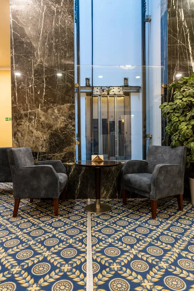 Modern bir otel odası.