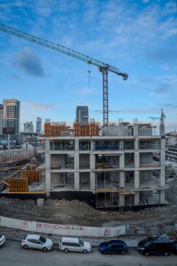 Vinçleri ve vinçleri olan bir inşaat alanı