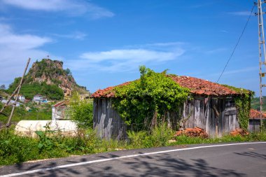 Karadeniz 'deki köy evi ve tarihi şato