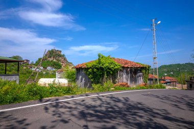 Karadeniz 'deki köy evi ve tarihi şato