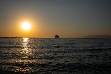 Akdeniz 'de kumsalda gün doğumu.