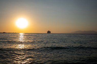 Denizin üzerinde güzel bir gün doğumu