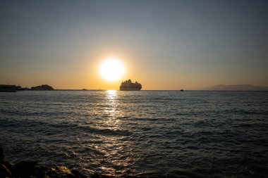 Gün batımında denizde bir gemiyle