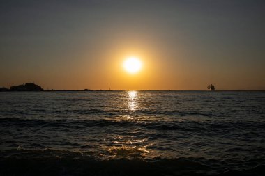 Denizde gün doğumu