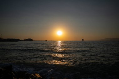 Denizin üzerinde güzel bir gün batımı