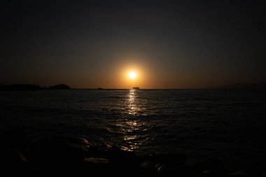 Sahilde gün batımı