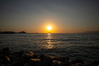 Denizin üzerinde güzel bir gün batımı