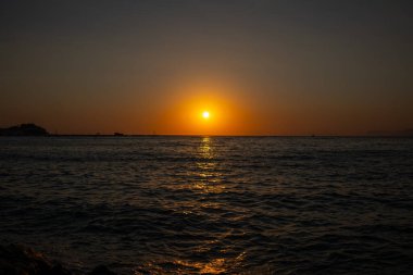 Denizin üzerinde güzel bir gün batımı