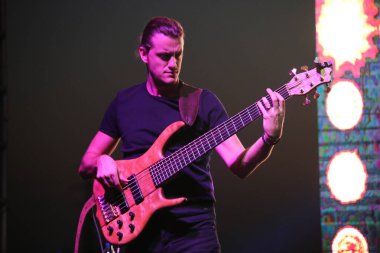 Amerikan rock grubu müzik konseri, Moskova, Rusya 'da sahne alıyor.