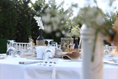 Bir olay partisi için tablo ayarlandı.