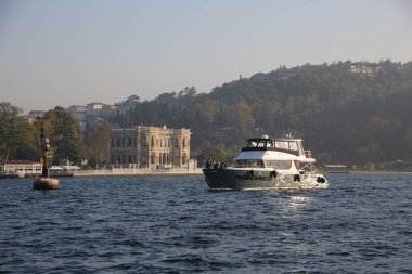 İstanbul 'daki Bosphorus' taki tekne, hindi.