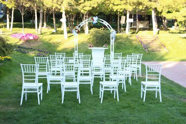 Çiçekli ve sandalyeli düğün töreni