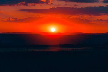 Dağlarda güzel bir gün batımı