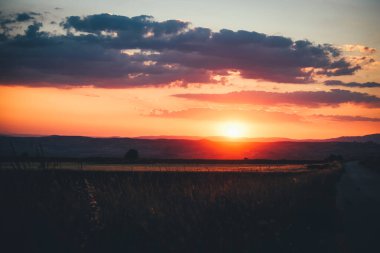 Dağlarda güzel bir gün batımı