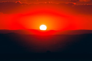 Turuncu bulutlu gökyüzü günbatımı