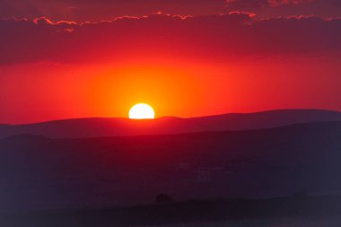 Tepede gün batımı Renkli gökyüzü