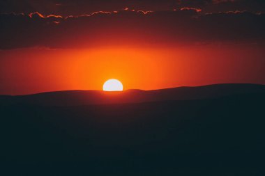 Denizin üzerinde güzel bir gün batımı