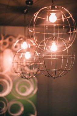 Lamba şeklinde dekoratif avize.