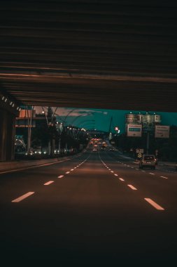 Boş sokak ve trafik ışığı