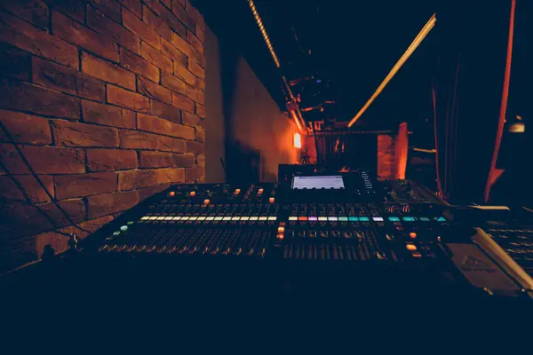 Masanın üzerinde koyu arkaplan ile DJ karıştırıcısı.