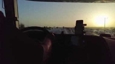 Siyah elbiseli, yolda cep telefonu olan bir adamın silueti.