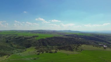 Dağlarla ve mavi gökyüzüyle manzara