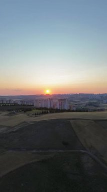 Huzurlu şehrin üzerinde altın gün batımı