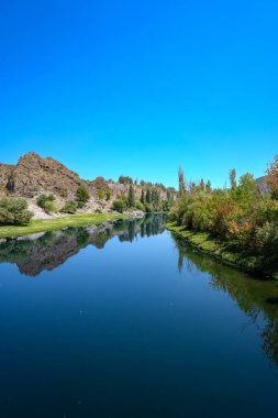 Arka planda mavi gökyüzü olan güzel bir nehir manzarası.