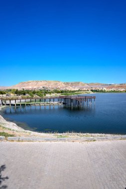 Arkasında bir göl olan güzel bir manzara.