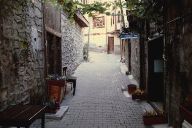 Şehirdeki eski ahşap ev.