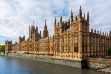 Thames nehrinin kıyısındaki Londra 'daki Parlamento Binaları. şehir manzarası