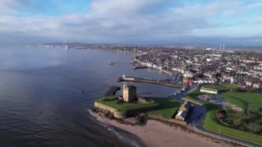 Brotie Ferry, Dundee, İskoçya 'daki Tay Nehri kıyısındaki Brotie Şatosu. Yukarıdan görüntüle