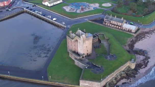 ブロティ城 Brotie Castle スコットランドのダンディーにあるブロイフェリー川のほとりにある城である 上からの眺め — ストック動画